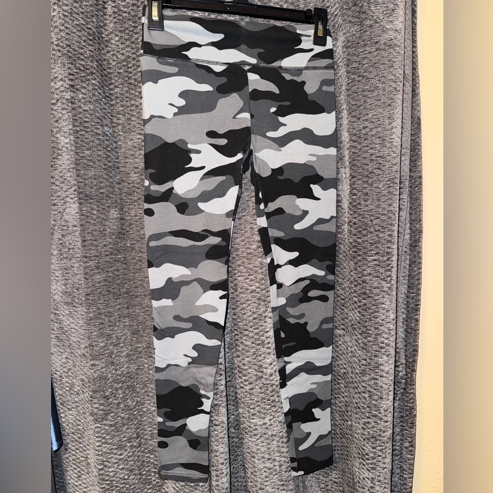 Wild Fable Women’s Gray Camouflage Leggings